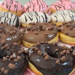 Donas cubiertas de chocolate.