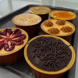 Mini Flan cubierto de chocolate.