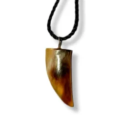 Colgante de colmillo