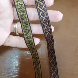 Adorno oscuro con dorado