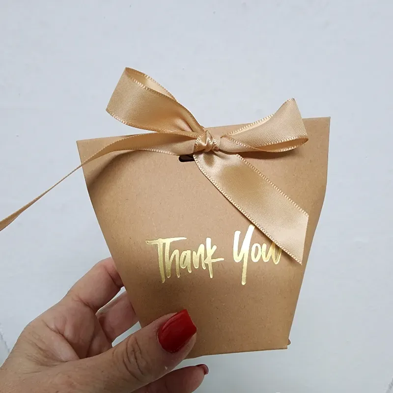 Bolsita pequen̈a beig con lazo cartulina