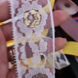 Encaje 4 cm con centro dorado