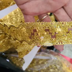 Galones y adornos dorados 