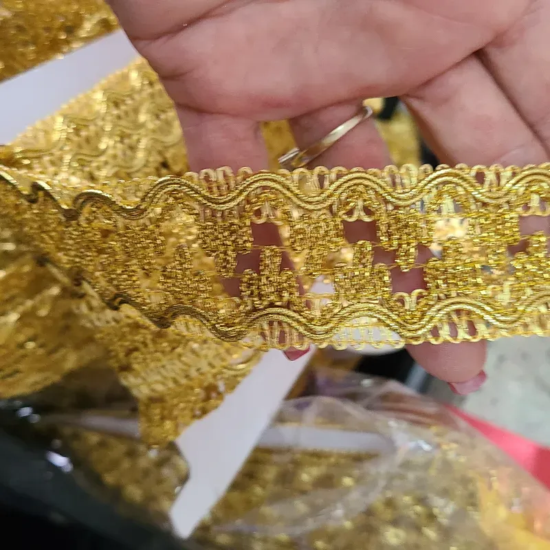 Galones y adornos dorados 