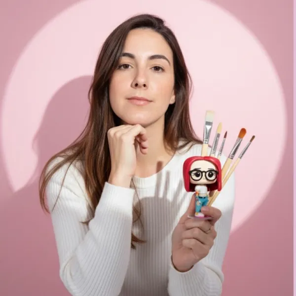 Somos un pequeño emprendimiento dedicado a la confección de regalos únicos en porcelana fría.
Todos nuestros productos son 100% artesanales, hechos a mano con muchísimo amor y paciencia. 💖
 ¿Qué puedes encontrar con nosotros?
✨ Funko Pop Personalizados
✨ Funkos de tus personajes favoritos
✨ Jarras decoradas con cerámica fría
✨ Velas artesanales (según disponibilidad)
✨ Accesorios variados
🧏🏻♀️Información Importante
✔️ Todos los trabajos son hechos completamente a mano, por lo tanto ninguna pieza es idéntica ni siquiera a otras realizadas por nosotros mismos.
✔️ Tamaño de los Funkos: Entre 10 a 12 cm aproximadamente.
✔️ Todos los pedidos son personalizados, lo que los convierte en piezas únicas y de colección.
✔️ Tiempo de entrega para Funkos:
Mínimo 1 mes de antelación.
Pedidos con menos de un mes se consideran exprés e incluyen un recargo de 15 USD.
✔️ No se envían fotos del proceso, solo del resultado final.
✔️ Incluye presentación especial:
Cada Funko viene con su caja personalizada, nombre, foto en la parte trasera, bolsa y tarjetas decorativas.
¡Listo para regalar! 🎁
✔️ Para confirmar tu pedido es necesario un anticipo.
Sin el pago del mismo, no se agenda ni comienza el trabajo.
✔️ Cancelación:
En caso de cancelar el pedido después de pagado el anticipo, no se devuelve el dinero.
✔️ Pedidos de Jarras:
Mínimo 15 días de antelación, dependiendo del diseño.
💸 Métodos de Pago
1️⃣ Todos los precios están en USD y se calculan al cambio vigente según la tasa de El Toque.
2️⃣ Se solicita 5 USD de anticipo por cada Funko, pagaderos vía transferencia en MLC o MN.
3️⃣ El pago restante se efectúa una vez listo el pedido en USD, MLC o MN, en efectivo o por transferencia.
🚴🏻♂️Entregas y Recogidas🚴🏻♂️
📍 Estamos ubicados en Alturas de La Lisa, La Habana, Cuba
📬 Dirección: Calle 200 / 81 y 85 #8119
🕙 Horario de recogida:
Lunes a Jueves | 10:00 AM - 6:00 PM
🚴♂️ Servicio de mensajería disponible en toda La Habana (costo adicional según ubicación).
📦 Para provincias o clientes en el extranjero:
Puede hacer el pago vía transferencia, pero debe contar con alguien en La Habana para recoger el pedido.
Gracias por confiar en Carola Biscuit 🩷
Creamos con las manos, desde el corazón
¡Tu idea, hecha realidad en porcelana fría!🫶🏻💖