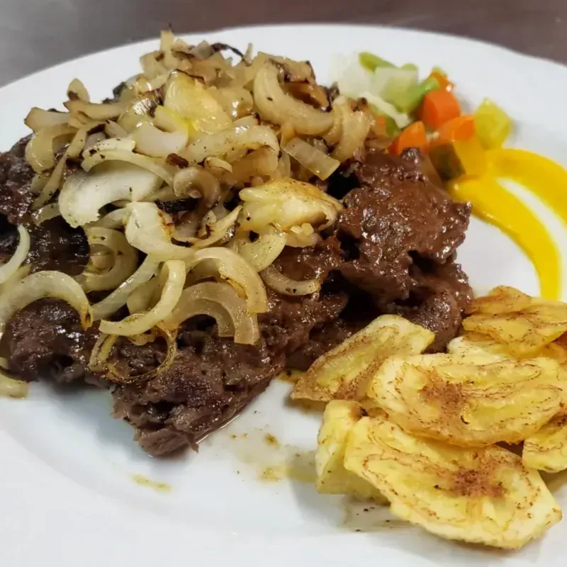 Bistec de Res Encebollado 