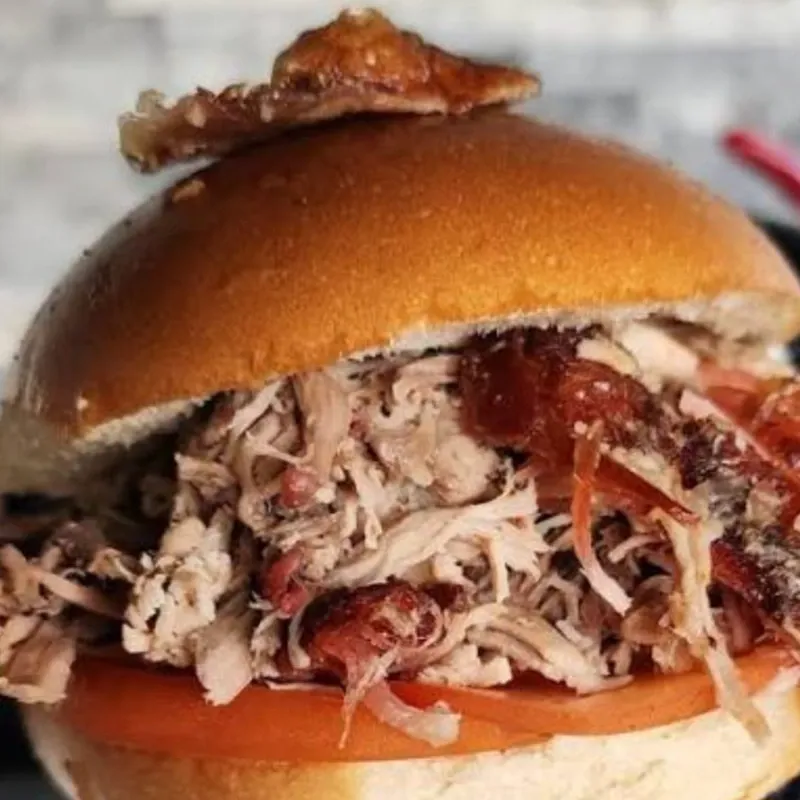 Pan con Lechón y chicharritas