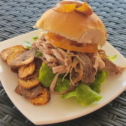 Pan con Lechón y chicharritas
