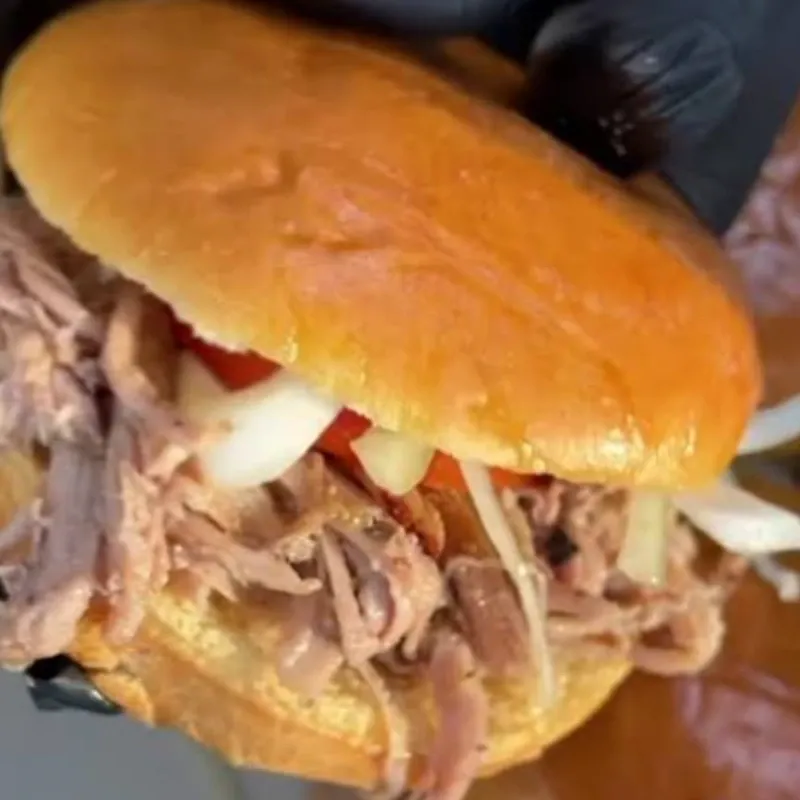 Pan con Lechón y chicharritas