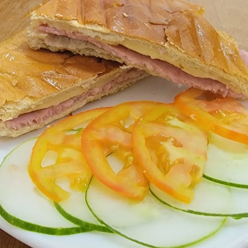 Sandwich de Jam贸n y Queso Gouda 馃