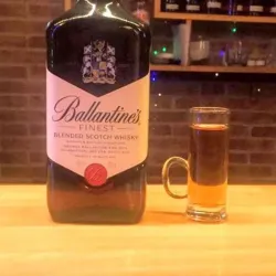 Shot whisky Ballantines 