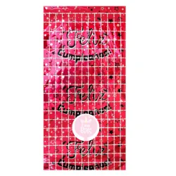 Cortina de cuadros roja con feliz cumpleaños