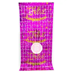 Cortina de cuadros rosada con feliz cumpleaños