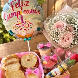 Feliz cumpleaños 🎂 con flores y bombones