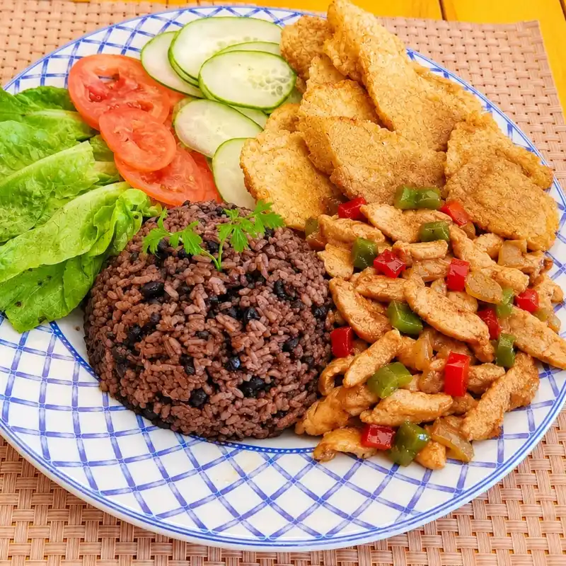 Completa de Pollo en fajitas.