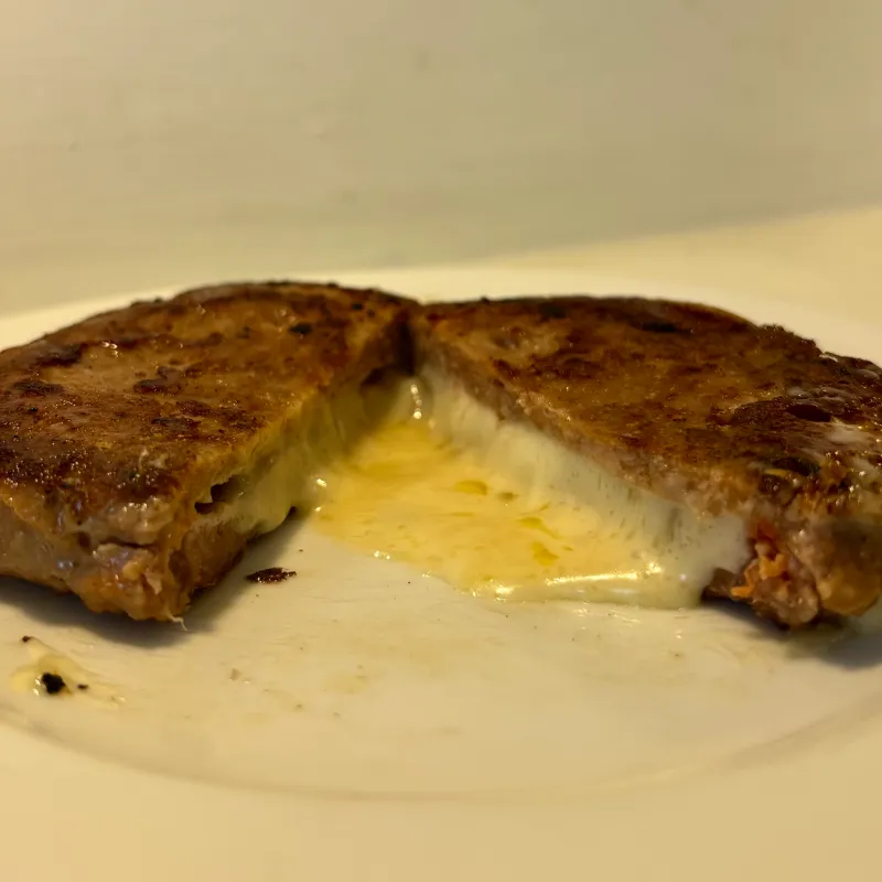 Hamburguesa rellena con queso