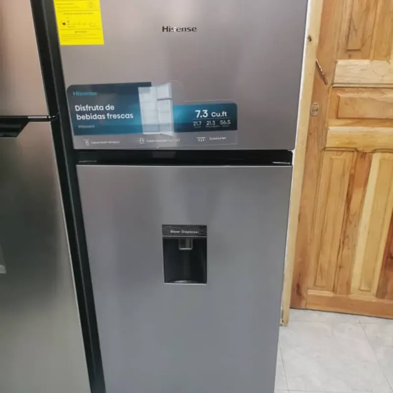 REFRIGERADOR HISENSE 7.3 PIES CON DISPENSADOR DE AGUA 