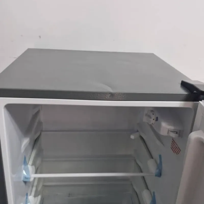 Refrigerador Royal 8 pies congelador de gavetas en la parte inferior. (Detalle estético).