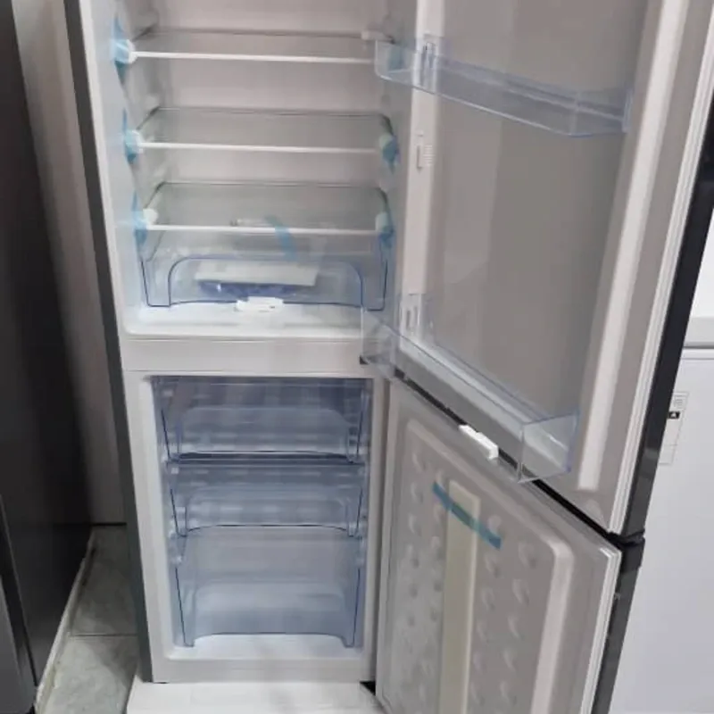 Refrigerador Royal 8 pies congelador de gavetas en la parte inferior. (Detalle estético).
