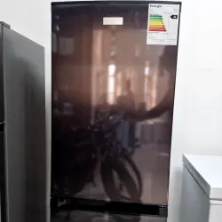 Refrigerador Royal 8 pies congelador de gavetas en la parte inferior. (Detalle estético).