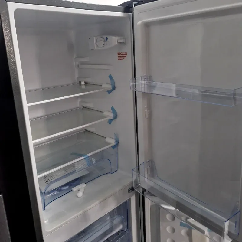 Refrigerador Royal 8 pies congelador de gavetas en la parte inferior.