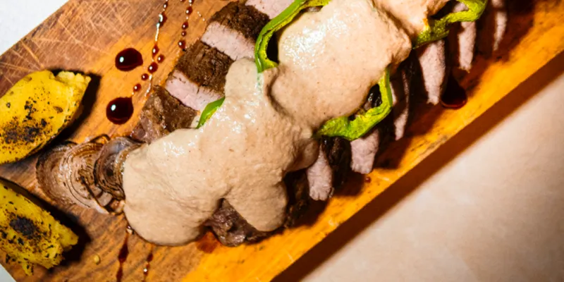 Sirloin de res con salsa de champiñones 