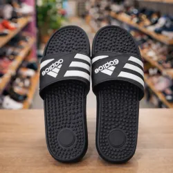 Chancletas de baño de pincho negra 