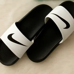 Chancletas de baño Nike blancas 