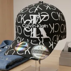 Gorra Calvin Klein blanca y negra