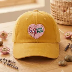 Gorra de color mostaza