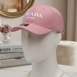Gorra rosada prada