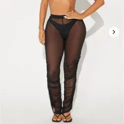 Pareo de playa ( pantaloneta negra)