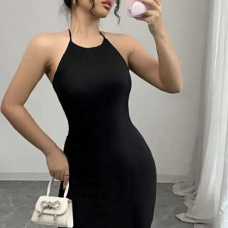 Vestido Negro con escote en la espalda 