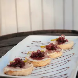 Roquefort brusquettes with caramelized onion