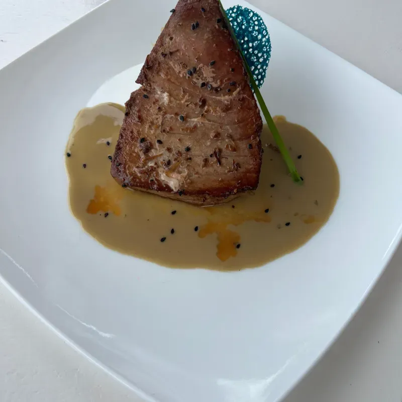 Lomo de atun con salsa de limon