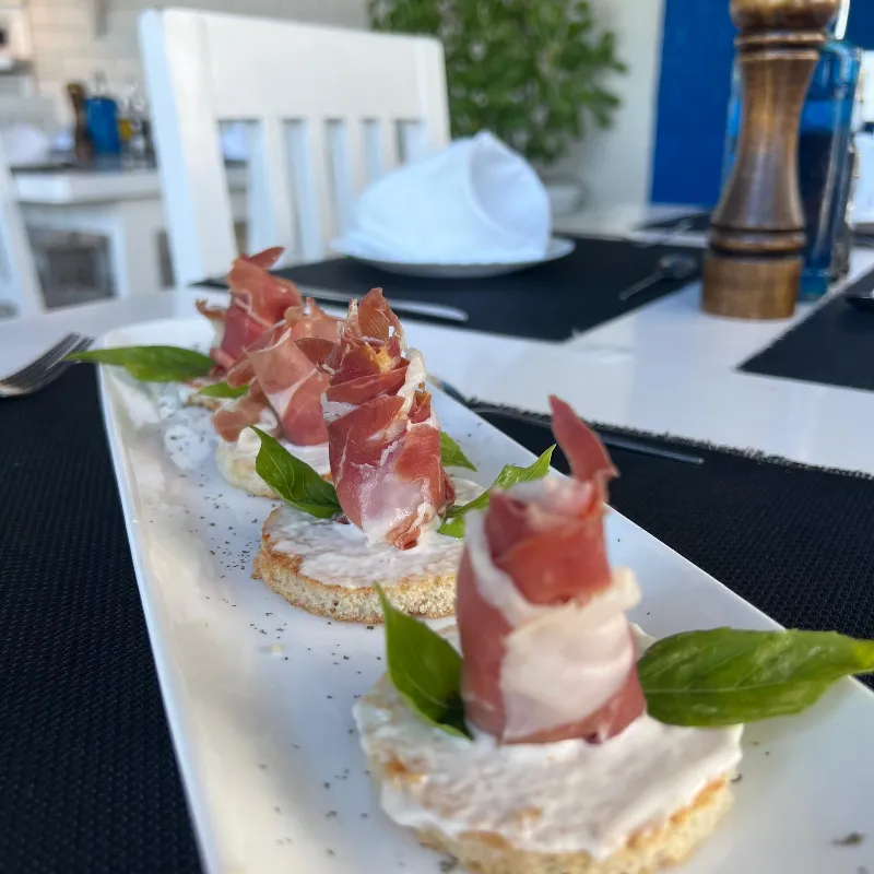 Montaditos de Serrano