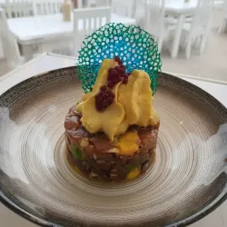 Tartar de pescado con espuma de aguacate