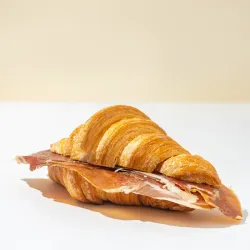 Croissant con jamón serrano y rúcula