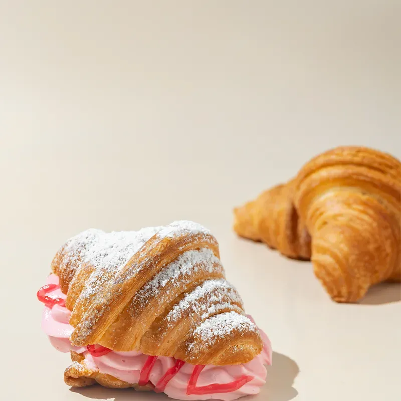 Croissant relleno con crema de fresa