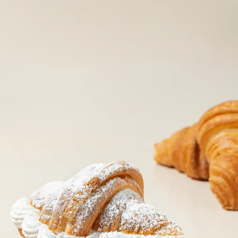 Croissant relleno con nata