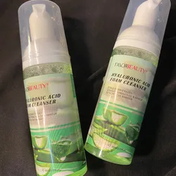 Limpiador facial de ácido hialurónico y aloe vera