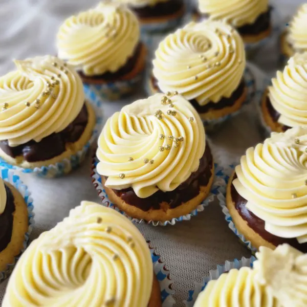 Somos una pastelería familiar especializada en la elaboración por encargo de cakes, cookies, brownies, cupcakes, cakepops y una variedad de dulces personalizados. También preparamos panes y panecillos de mantequilla o con deliciosos rellenos.
Trabajamos exclusivamente bajo pedido previo para garantizar frescura y calidad en cada entrega. Contamos con servicio de mensajería disponible para productos secos que puedan trasladarse de forma segura.✨