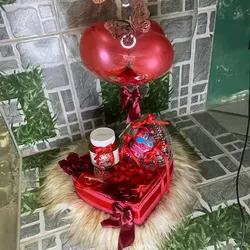 Caja decorada con globo , rosas y chucherias