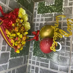 Caja decorada con globo y rosas