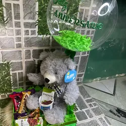 Caja decorada con peluche y chucherias