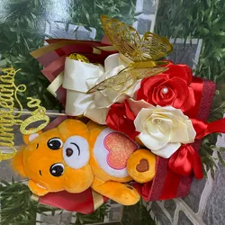 Caja decorada con peluche y rosas