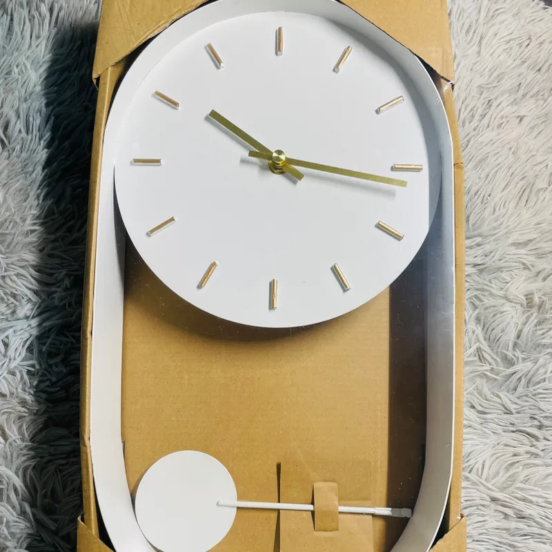 Reloj de pared con péndulo