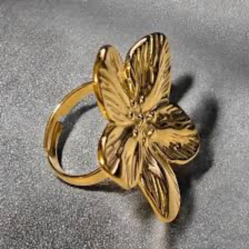 Anillo dorado flor 