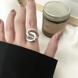 Anillo plateado unido 