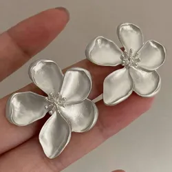 Aretes de flor plateados